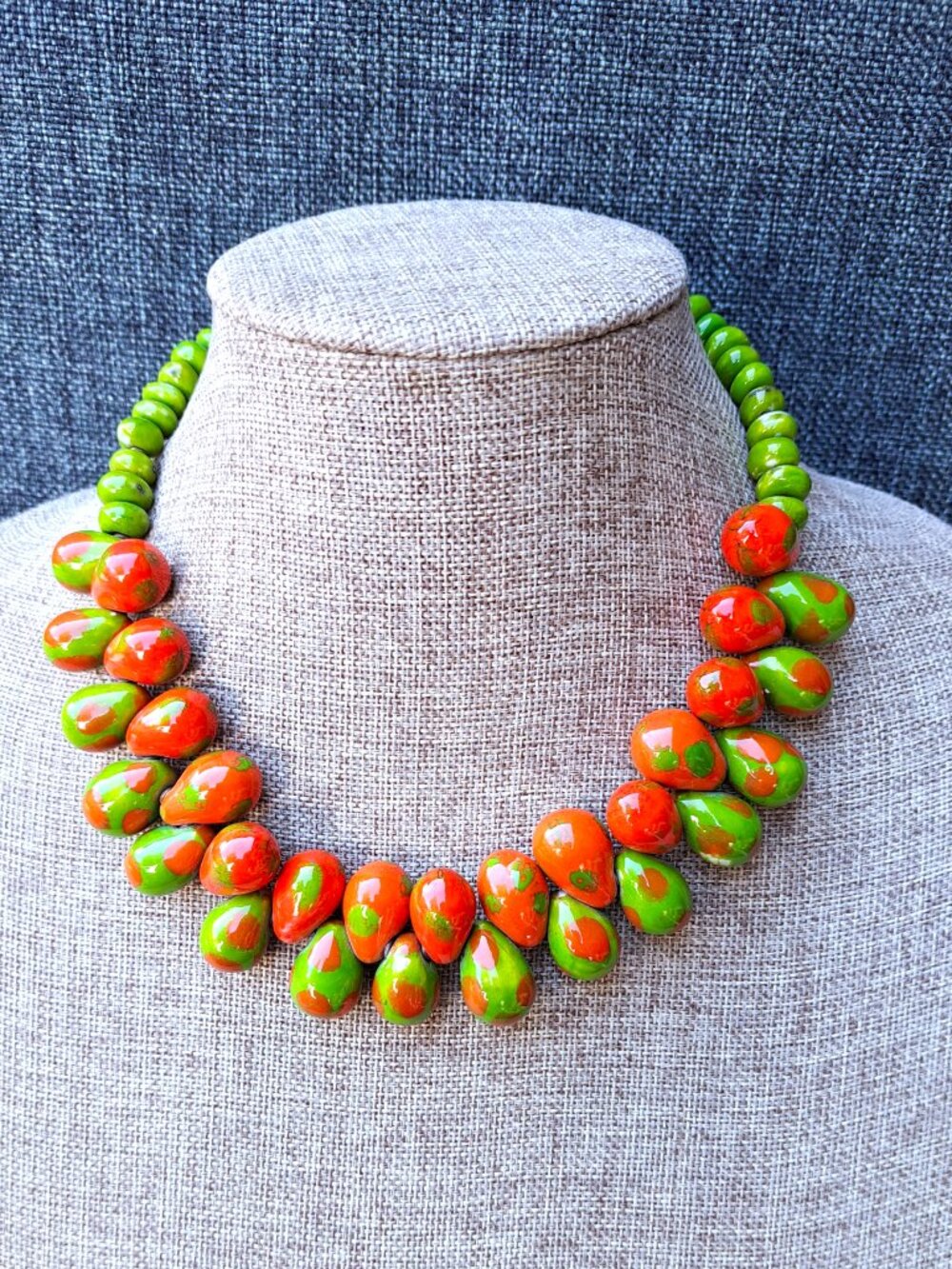 FABULOUS MID CENTURY ORANGE & GREEN CERAMIC BEADED NECKLACE W CLASP